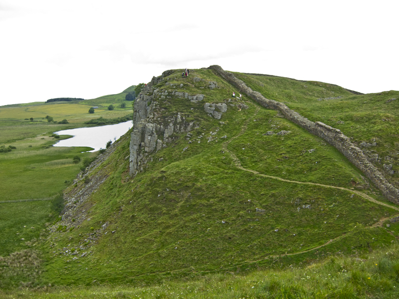 HADRIAN'S WALL ABOVE CRAG LOUGH HADRIAN'S WALL ABOVE CRAG LOUGH
